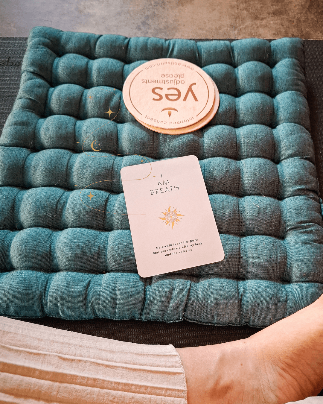 Dein sicherer Raum Warmer, heller Raum mit Decken und Kissen – ein sicherer Ort für Breathwork