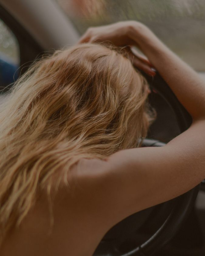 Frau wirkt angespannt und nachdenklich